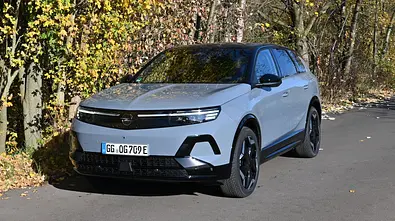 Der Opel Grandland Electric stehend fotografiert von schräg vorne. - Foto: Team AUTO ZEITUNG