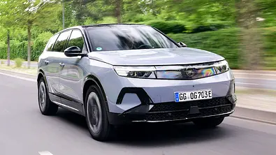 Der Opel Grandland Electric AWD (2025) fahrend von schräg vorne fotografiert. - Foto: Opel
