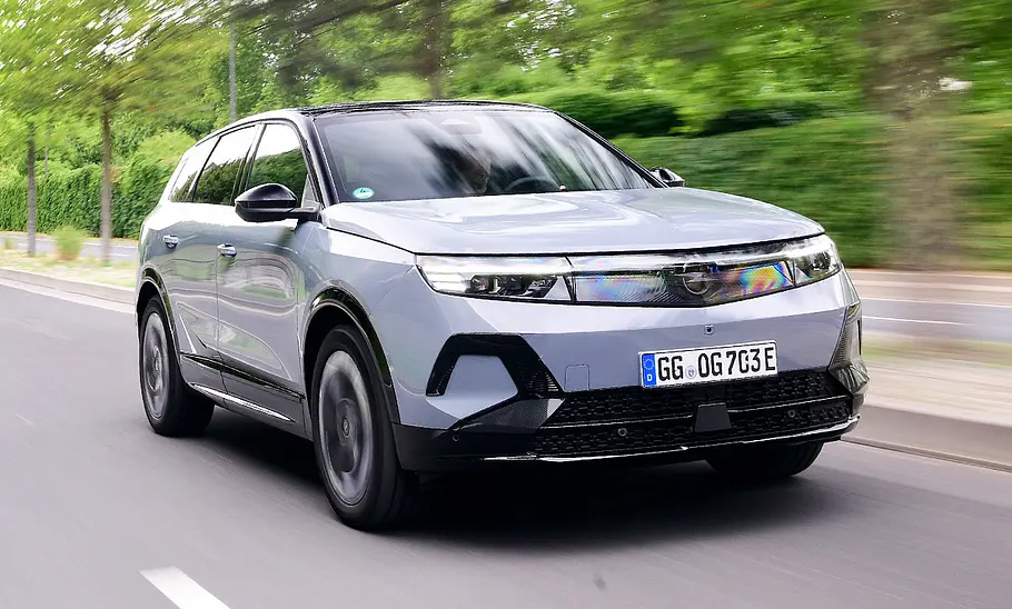 Opel Grandland Electric AWD (2025) Der Opel Grandland Electric AWD (2025) fahrend von schräg vorne fotografiert.