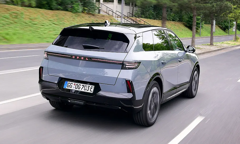 Opel Grandland Electric AWD (2025) Der Opel Grandland Electric AWD (2025) fahrend von schräg hinten fotografiert.