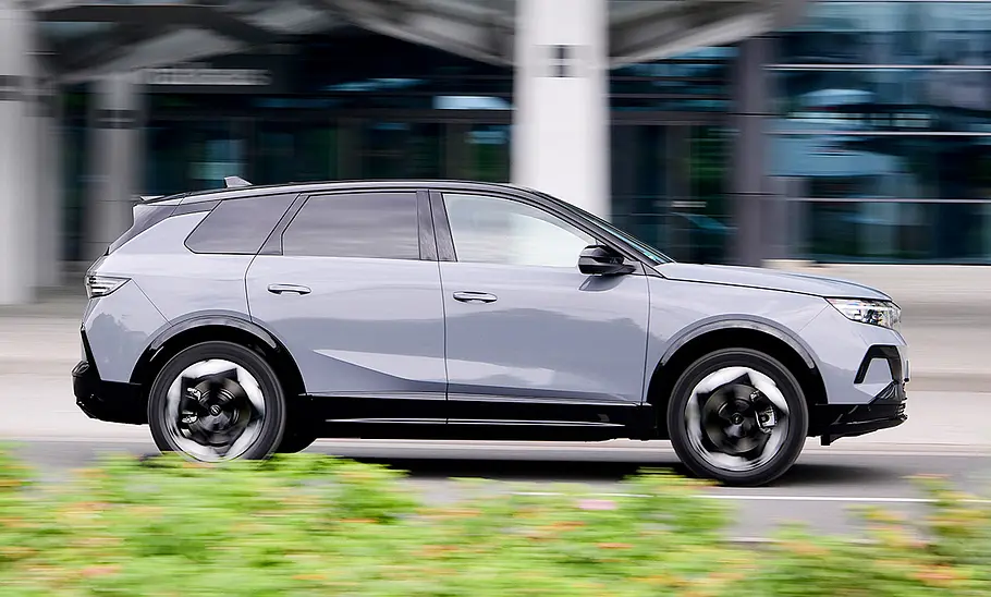 Opel Grandland Electric AWD (2025) Der Opel Grandland Electric AWD (2025) fahrend von der Seite fotografiert.