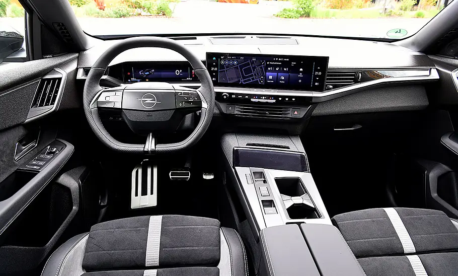 Opel Grandland Electric AWD (2025) Das Cockpit des Opel Grandland Electric AWD (2025).