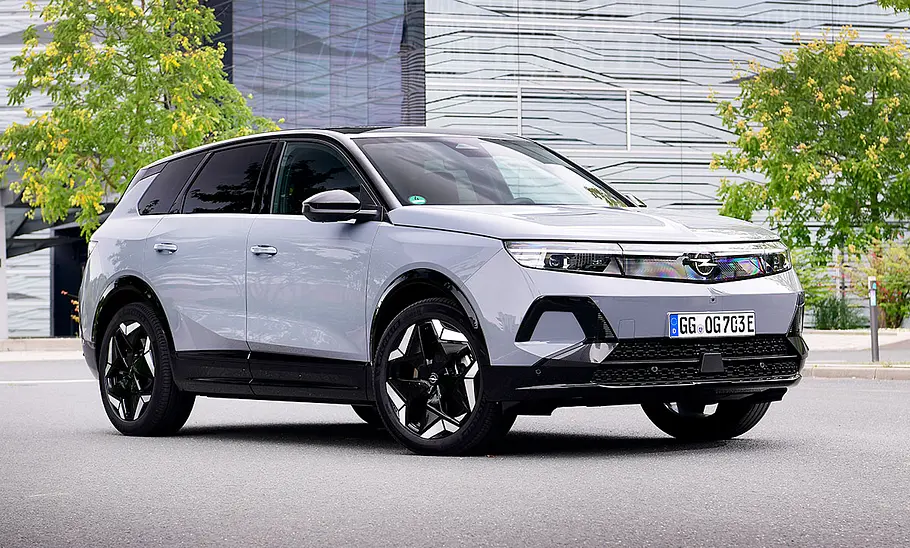 Opel Grandland Electric AWD (2025) Der Opel Grandland Electric AWD (2025) statisch von schräg vorne fotografiert.