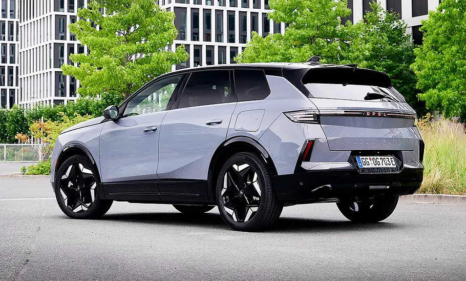 Opel Grandland Electric AWD (2025) Der Opel Grandland Electric AWD (2025) statisch von schräg hinten fotografiert.