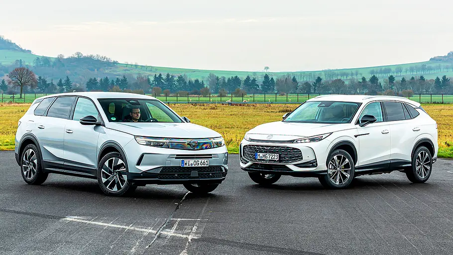 Blick von schräg vorne auf die Kompakt-SUV Opel Grandland.