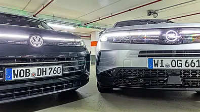 Detailansicht auf die Frontpartien der beiden SUV VW Tiguan und Opel Grandland. - Foto: Frank Ratering