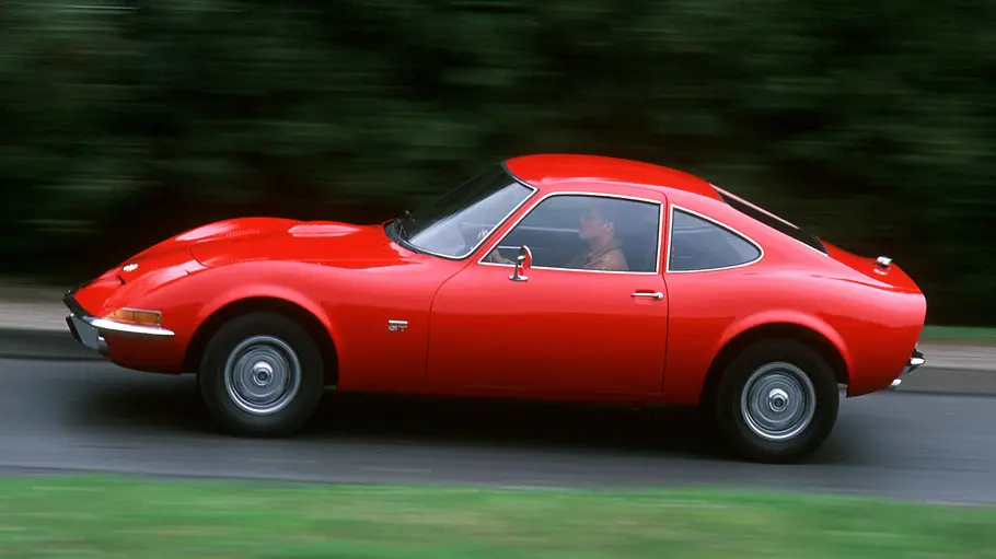 Der Opel GT, fahrend von links fotografieren.