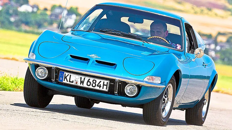 Der Opel GT fahrend von vorne.