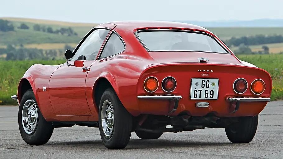 Der Opel GT 1900 fahrend von hinten