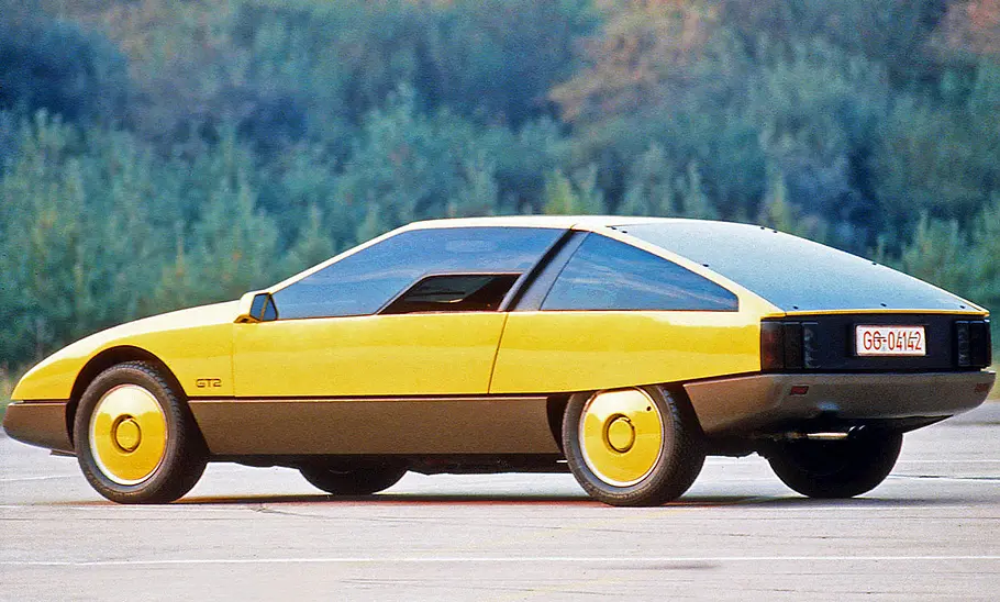 Der Opel GT2 (1975) stehend von schräg hinten.