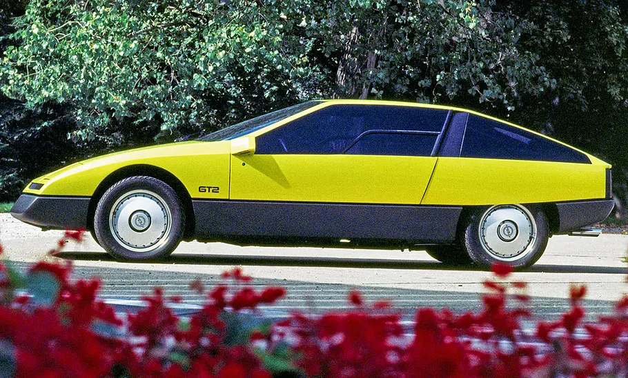 Der Opel GT2 (1975) stehend seitlich.