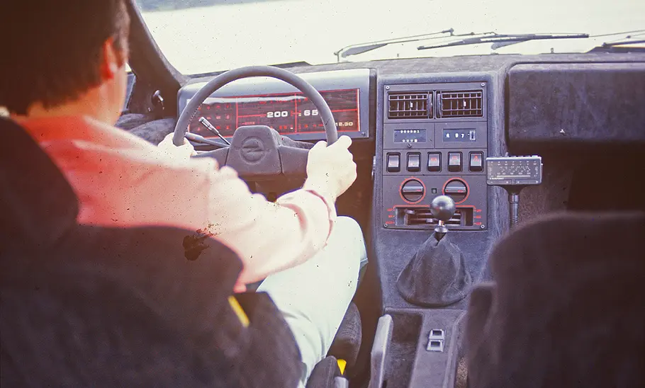 Das Cockpit des Opel GT2 (1975).