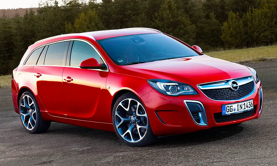 Opel Insignia A OPC Der Opel Insignia A OPC statisch von schräg vorne fotografiert.