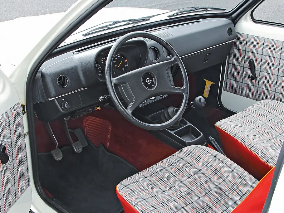 VW 1303 Cabrio Inj. Opel Kadett Aero 1.6 S Vergleich Bilder technische Daten Cockpit