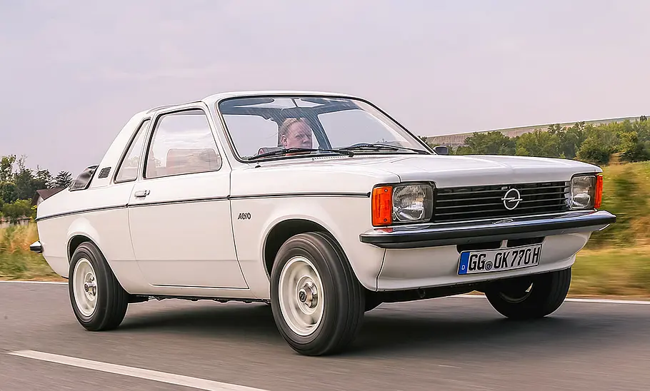 Opel Kadett C Aero Der Opel Kadett C Aero fahrend von schräg vorne fotografiert.