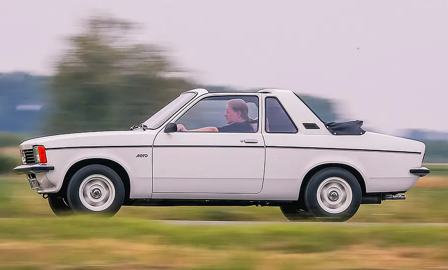 Opel Kadett C Aero Der Opel Kadett C Aero fahrend von der Seite fotografiert.