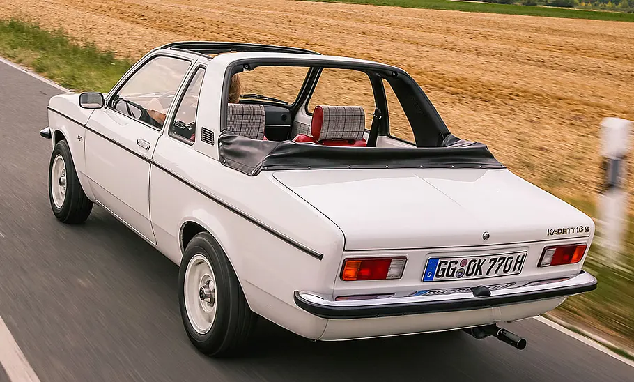 Opel Kadett C Aero Der Opel Kadett C Aero fahrend von schräg hinten fotografiert.