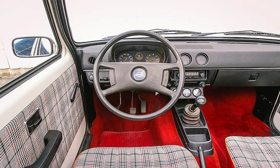 Opel Kadett C Aero Das Cockpit des Opel Kadett C Aero.