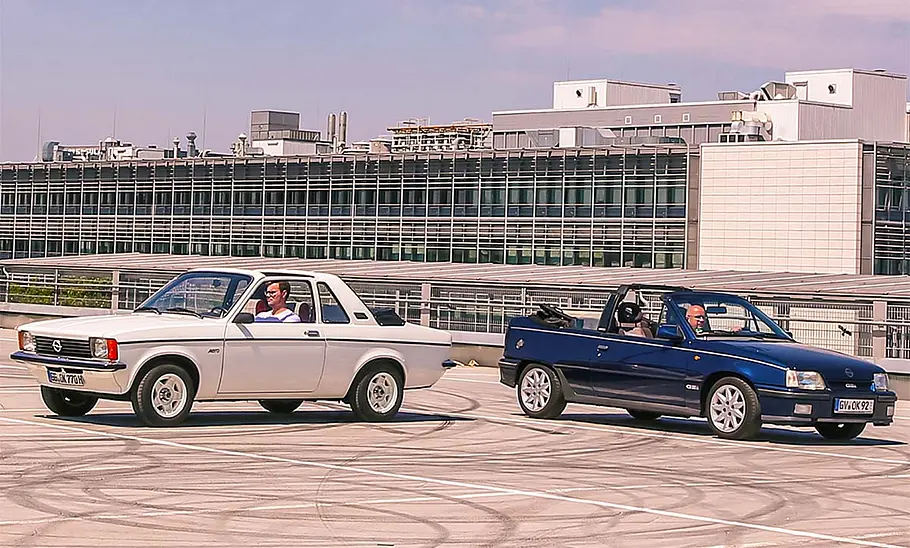 Opel Kadett C Aero/Opel Kadett E GSi Cabrio Der Opel Kadett C Aero und der Opel Kadett E GSi Cabrio statisch von schräg vorne fotografiert.