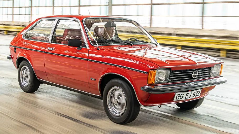 Der Opel Kadett C City fahrend von vorne