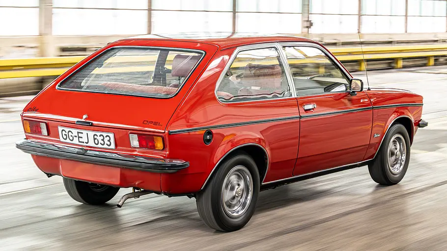 Der Opel Kadett C City fahrend von hinten
