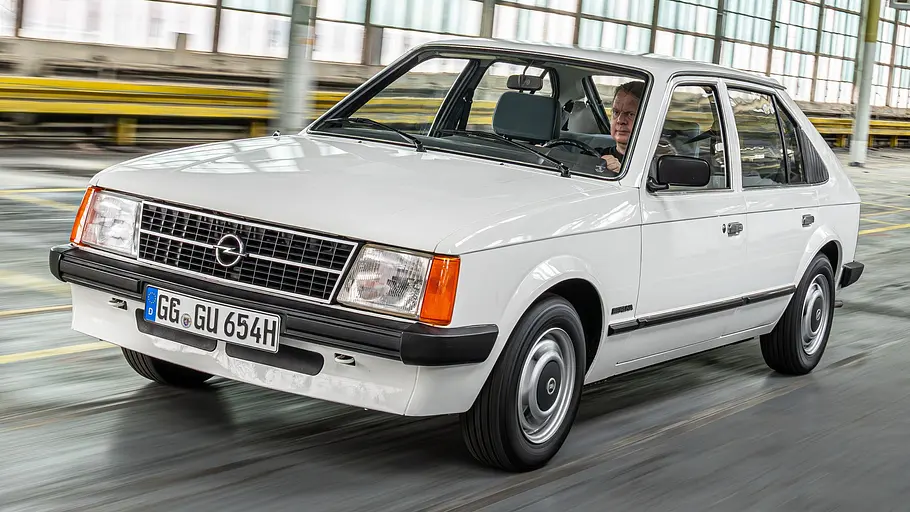 Der Opel Kadett D Berlina fahrend von vorne