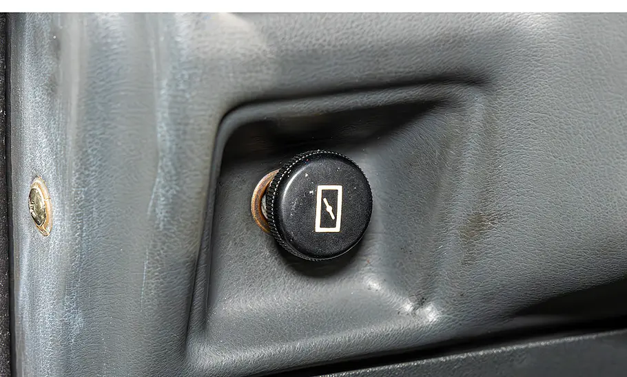 Choke beim Auto Eine Nahaufnahme von einem Choke in einem Armaturenbrett.