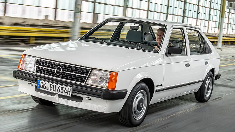 Der Opel Kadett D Berlina fahrend von vorne