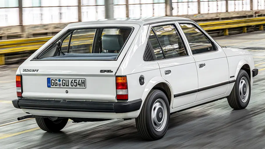 Der Opel Kadett D Berlina fahrend von hinten