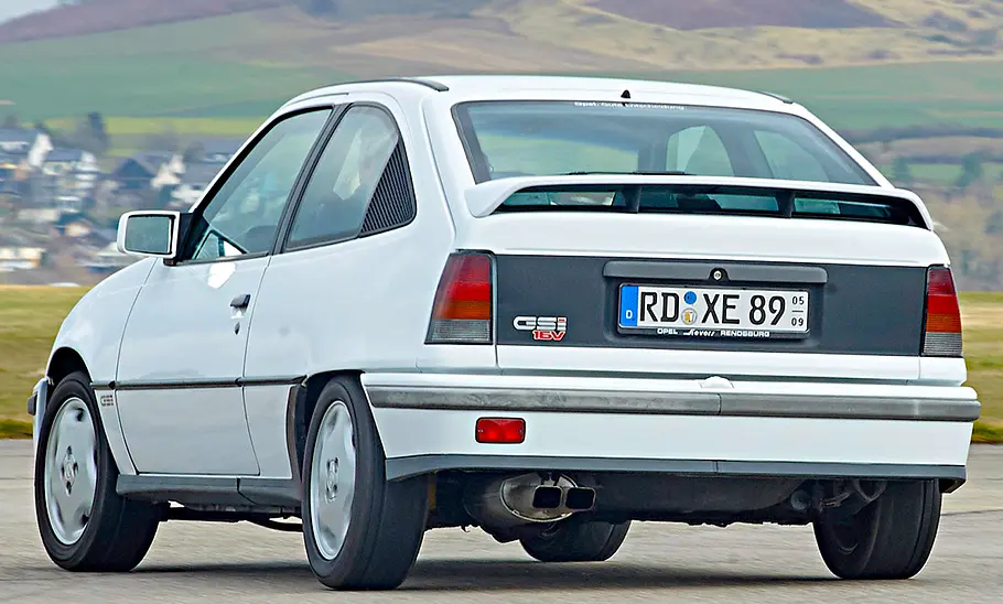 Opel Kadett E GSi 16V fahrend von schräg hinten fotografiert.