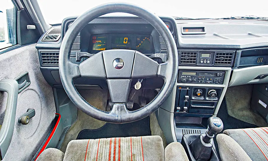 Das Cockpit des Opel Kadett E GSi 16V.