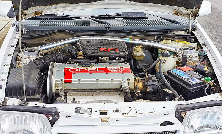 Der Motor des Opel Kadett E GSi 16V.