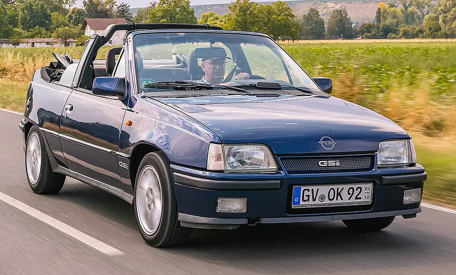 Opel Kadett E GSi Cabrio Das Opel Kadett E GSi Cabrio fahrend von der Seite fotografiert.