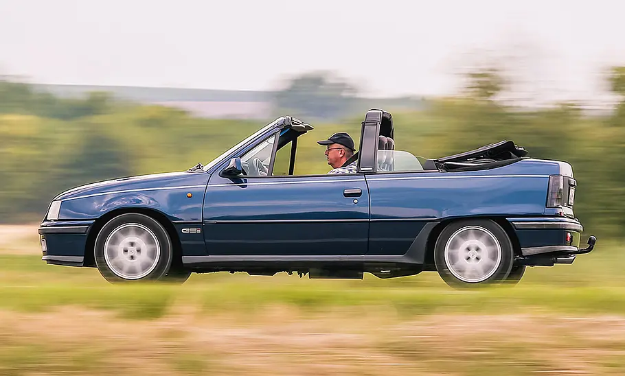 Opel Kadett E GSi Cabrio Das Opel Kadett E GSi Cabrio fahrend von der Seite fotografiert.