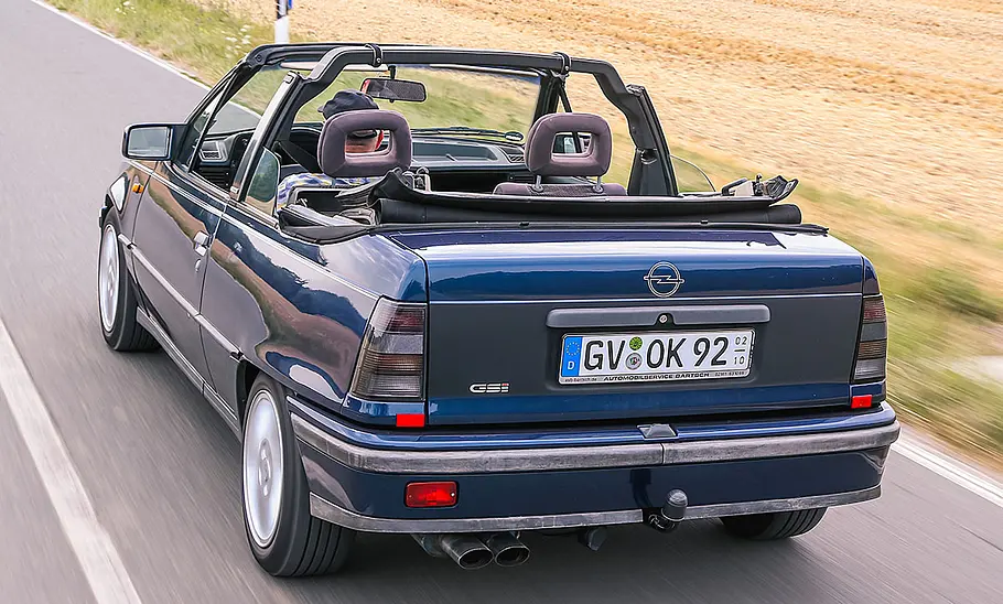 Opel Kadett E GSi Cabrio Das Opel Kadett E GSi Cabrio fahrend von schräg hinten fotografiert.