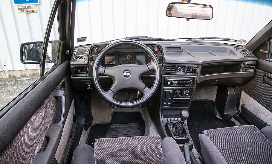 Opel Kadett E GSi Cabrio Das Cockpit des Opel Kadett E GSi Cabrio.