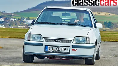 Der Opel Kadett E GSi 16V fahrend von vorne. - Foto: Wim Woeber