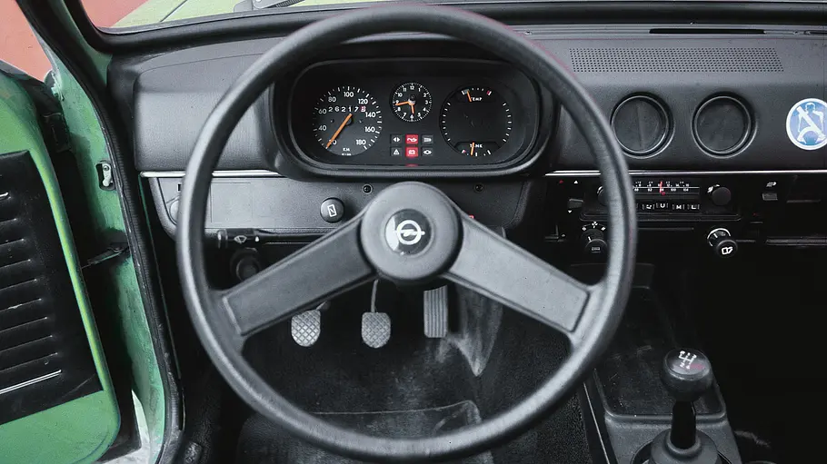 Das Cockpit des Opel Kadett L 1200. 