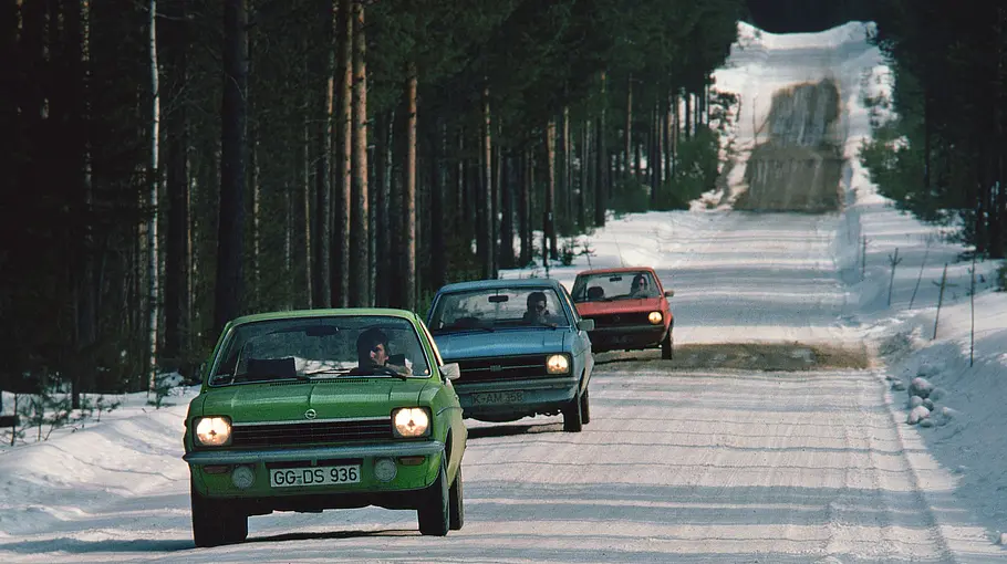 Opel Kadett L 1200, Ford Escort GL, VW Golf L fahrend von vorne fotografiert. 