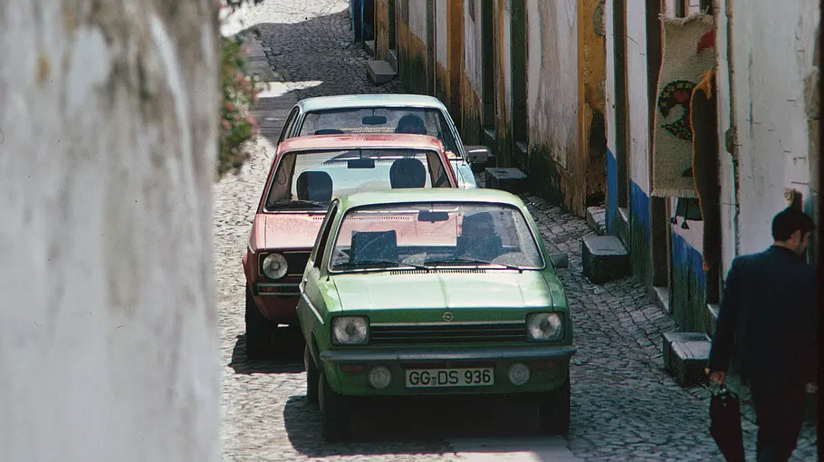 Opel Kadett L 1200, VW Golf L, Ford Escort GL statisch von vorne fotografiert. 