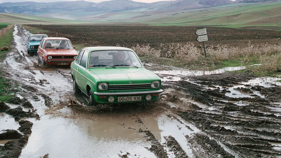 Opel Kadett L 1200, VW Golf L, Ford Escort GL fahrend von schräg vorne fotografiert. 