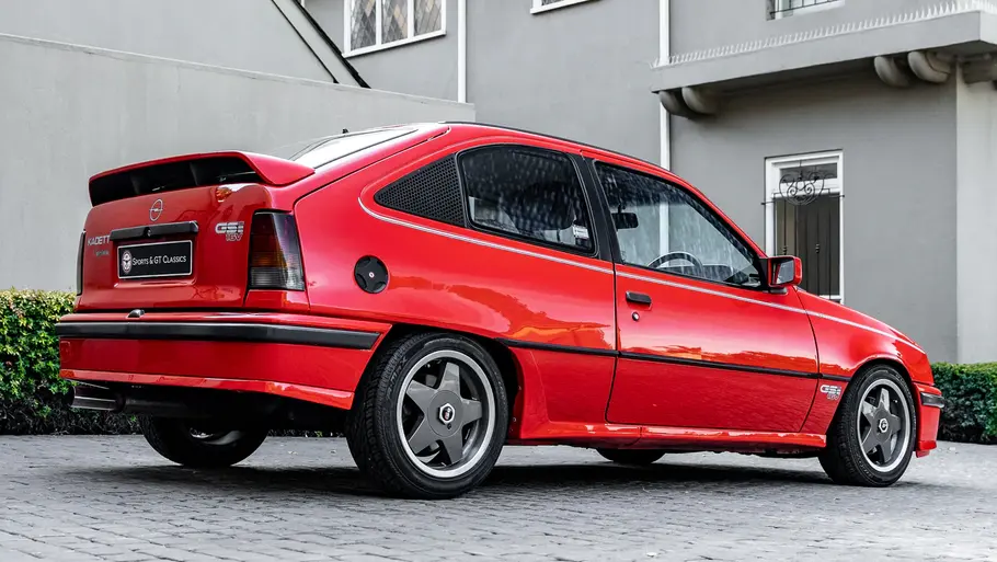Der Opel Kadett GSi 16V S Superboss stehend von schräg hinten