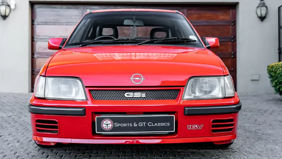 Der Opel Kadett GSi 16V S Superboss stehend von vorne