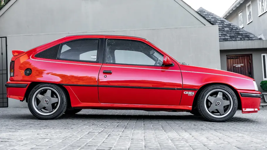 Der Opel Kadett GSi 16V S Superboss stehend seitlich