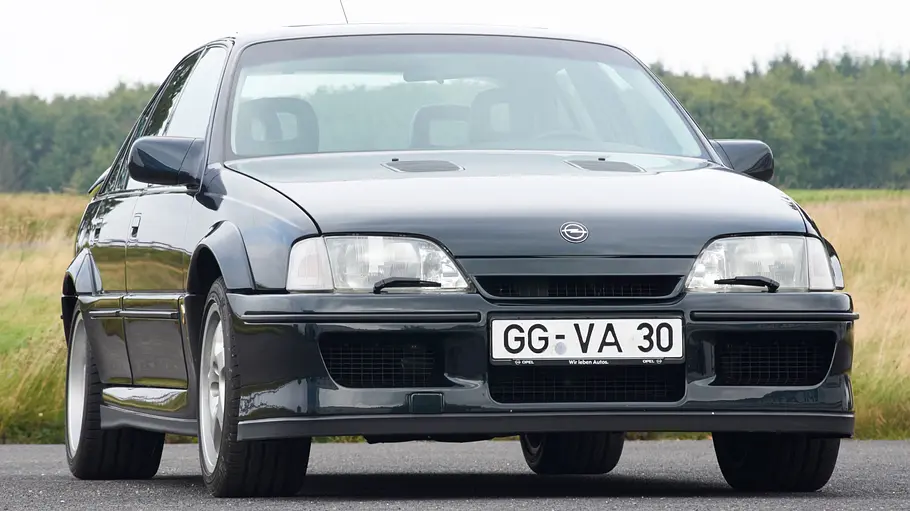 Der Opel Lotus Omega stehend von vorne.