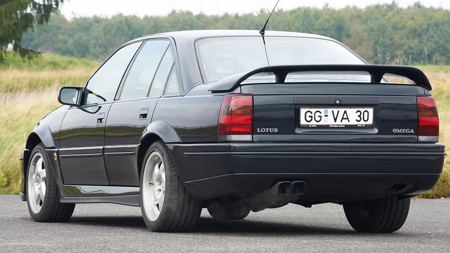 Der Opel Lotus Omega stehend von hinten.