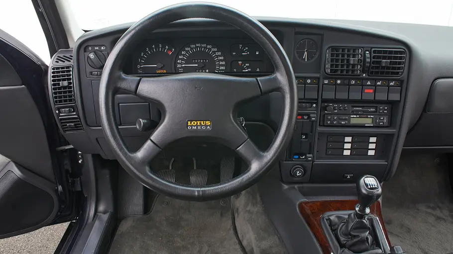 Das Cockpit des Opel Lotus Omega.