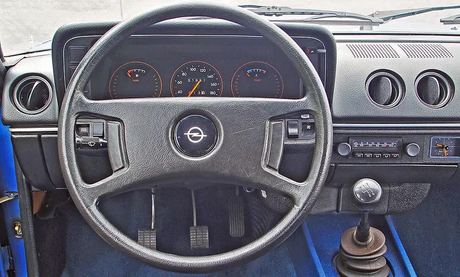 Opel Manta Das Cockpit des Opel Manta B