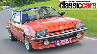 Der Opel Manta B 1.9 E fährt über eine Landstraße, von schräg vorne fotografiert. - Foto: Zbigniew Mazar
