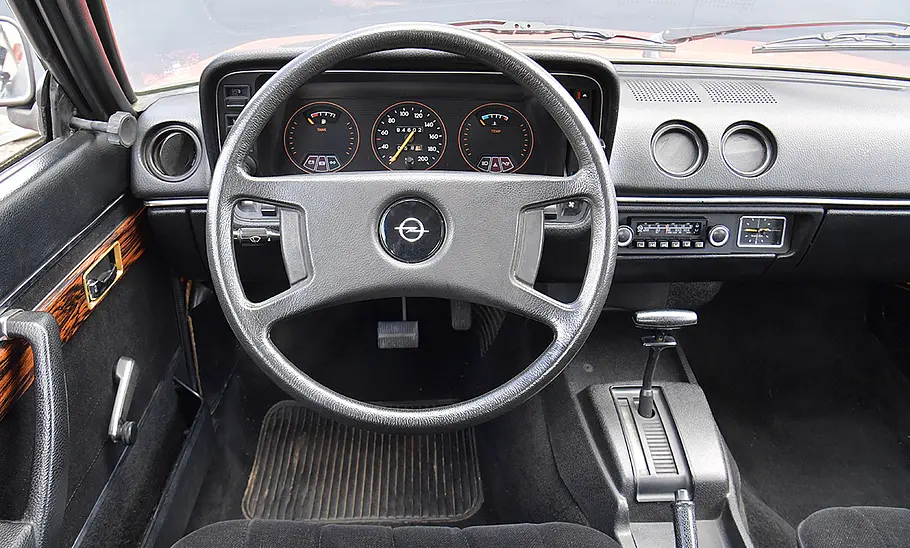 Das Cockpit des Opel Manta B 1.9 E.